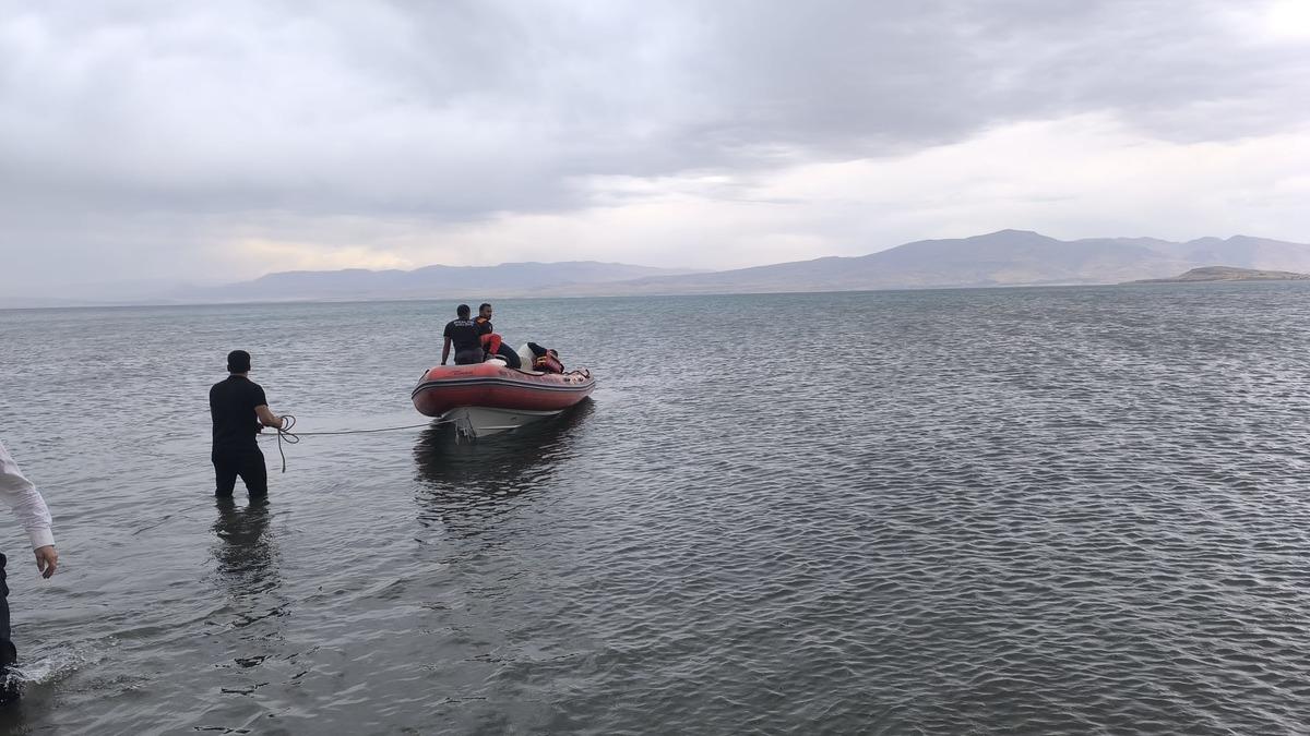 Van Gölü açıklarına sürüklenen 3 kişi kurtarıldı - Güncel Haberler