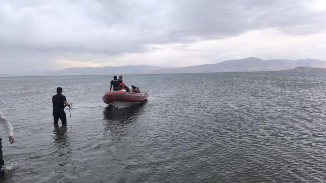 Van Gölü açıklarına sürüklenen 3 kişi kurtarıldı