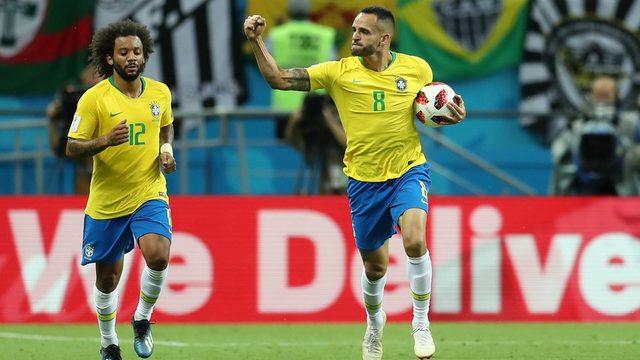 Brezilya'nın golü sonrası Augusto sevinirken