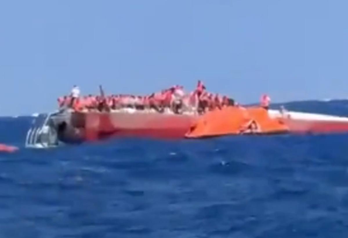 Son dakika: Girne a&ccedil;ıklarında yolcu gemisi alabora oldu! Denizde can pazarı 2