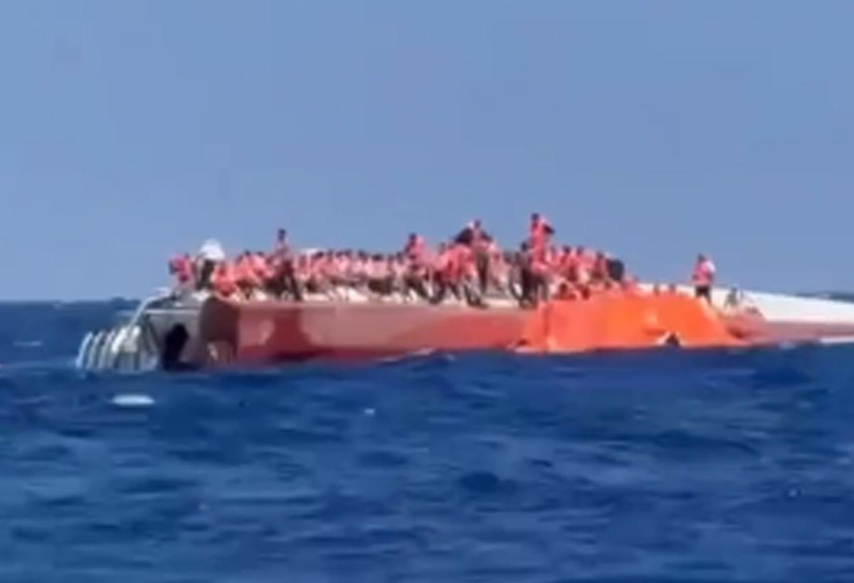 Son dakika: Girne a&ccedil;ıklarında yolcu gemisi alabora oldu! Denizde can pazarı 3