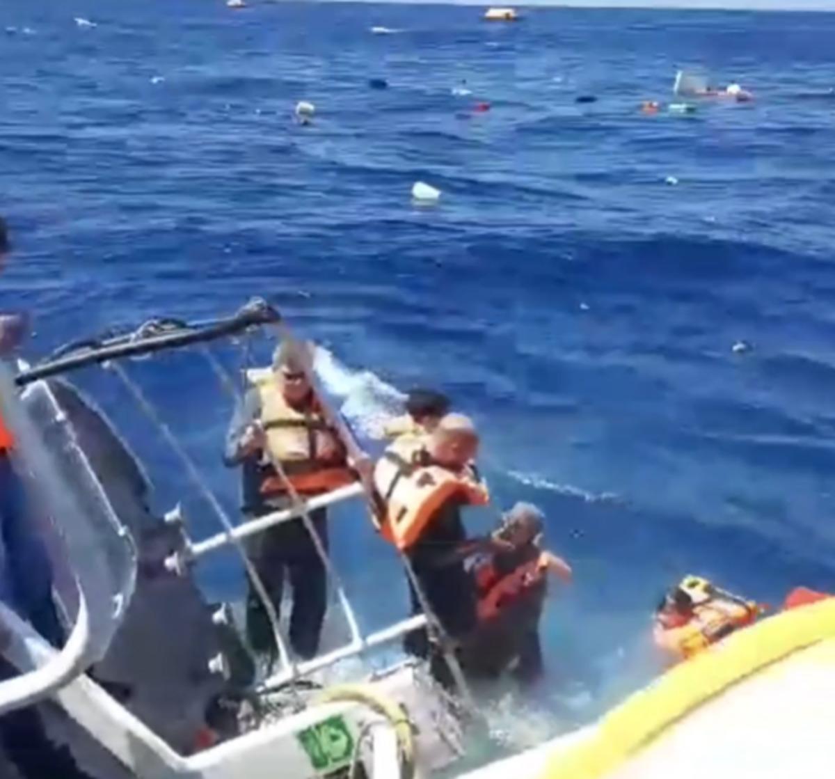 Son dakika: Girne a&ccedil;ıklarında yolcu gemisi alabora oldu! Denizde can pazarı 7