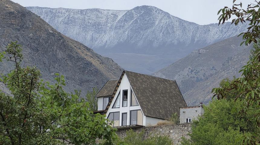 Erzincan'daki Esence Dağı'nın zirvesi beyaza b&uuml;r&uuml;nd&uuml;