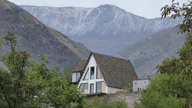 Erzincan'daki Esence Dağı'nın zirvesi beyaza büründü