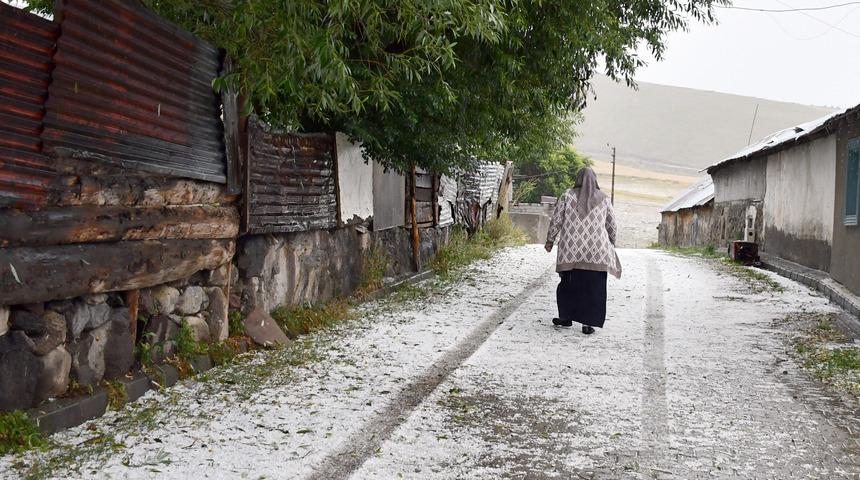 Kars'ta sağanak ve dolu hayatı olumsuz etkiledi