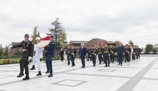 Milli Savunma Bakanı G&uuml;ler, Devlet B&uuml;y&uuml;kleri Anıt Mezarlığı'nı ziyaret etti