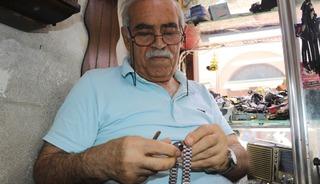 51 yıldır aynı d&uuml;kkanda arızalı saatleri onarıyor