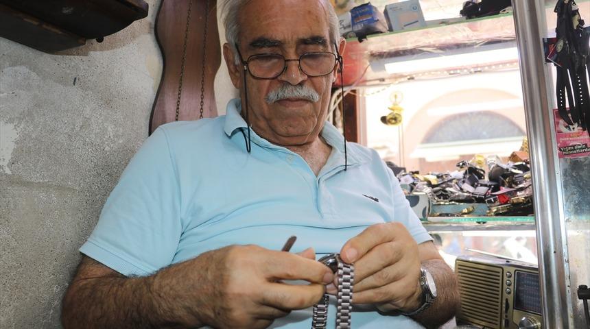 51 yıldır aynı d&uuml;kkanda arızalı saatleri onarıyor