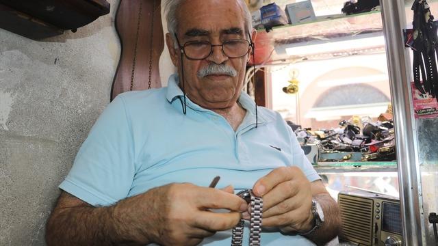 51 yıldır aynı dükkanda arızalı saatleri onarıyor