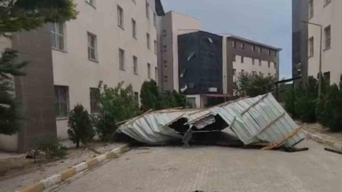 Van’da fırtına çatıları uçurdu - Mynet Yaşam