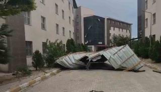 Van&rsquo;da fırtına &ccedil;atıları u&ccedil;urdu