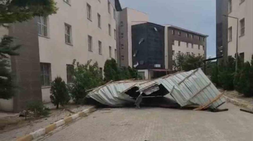 Van&rsquo;da fırtına &ccedil;atıları u&ccedil;urdu