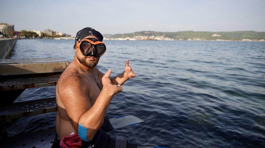Engelleri kula&ccedil;larıyla aşan eski milli sporcu, &Ccedil;anakkale Boğazı'nda 20 kilometre y&uuml;zd&uuml;