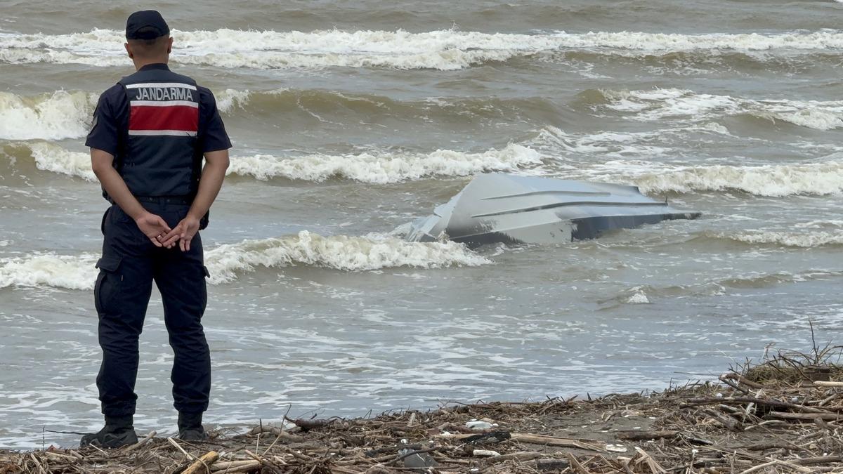 Yer: Samsun! Sahile vurmuş insansız deniz aracı bulundu 1
