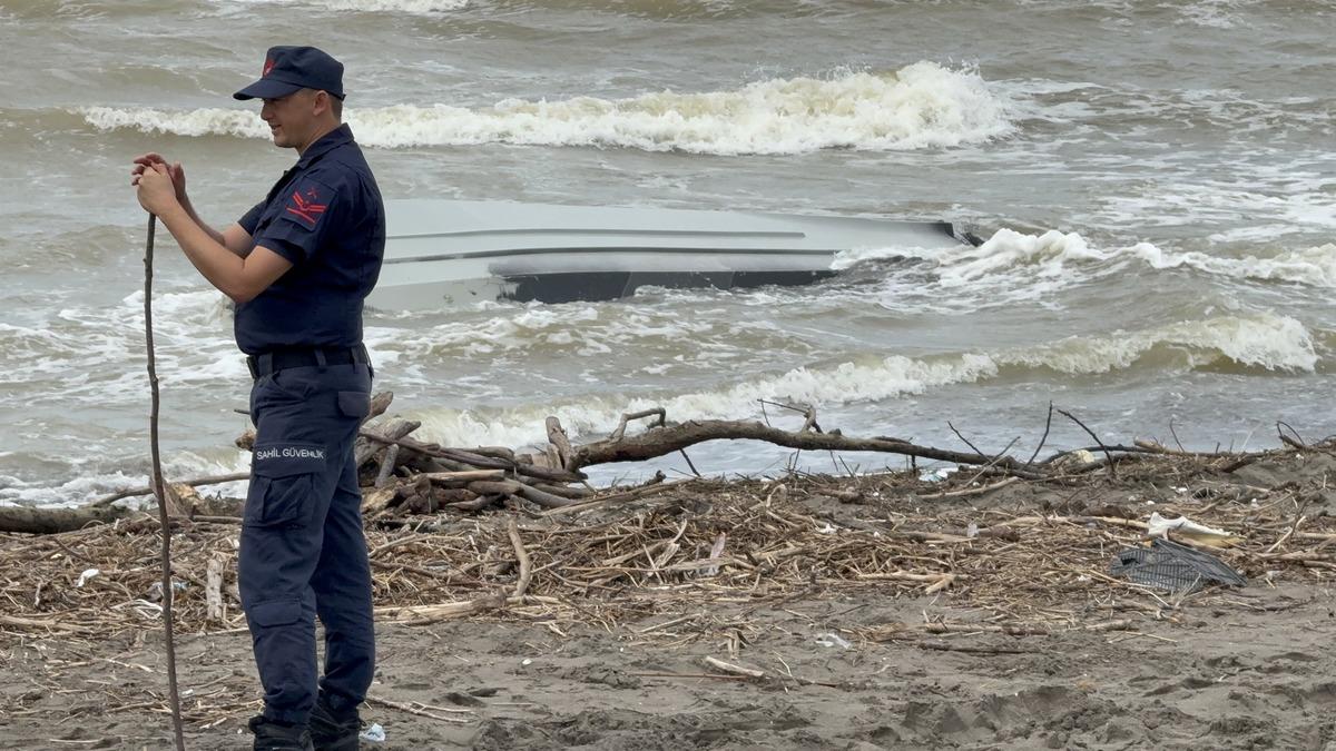 Yer: Samsun! Sahile vurmuş insansız deniz aracı bulundu 3