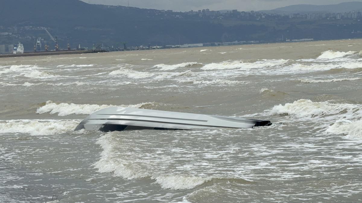 Yer: Samsun! Sahile vurmuş insansız deniz aracı bulundu 2