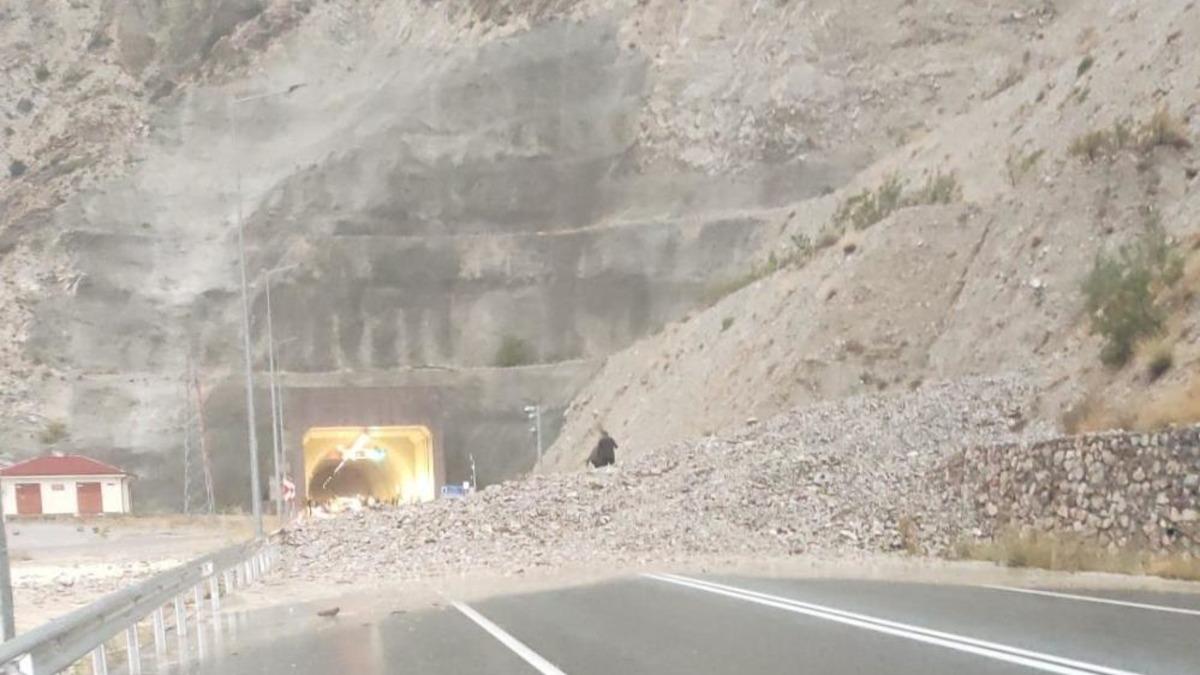 Oltu-Artvin yolu sağanak nedeniyle trafiğe kapandı - Güncel Haberler