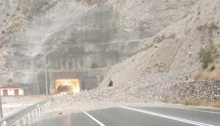 Oltu-Artvin yolu sağanak nedeniyle trafiğe kapandı