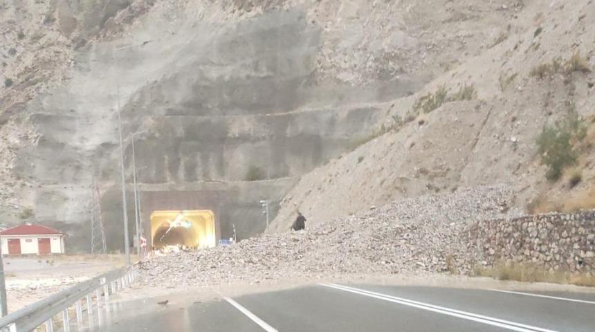 Oltu-Artvin yolu sağanak nedeniyle trafiğe kapandı