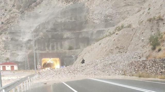 Oltu-Artvin yolu sağanak nedeniyle trafiğe kapandı