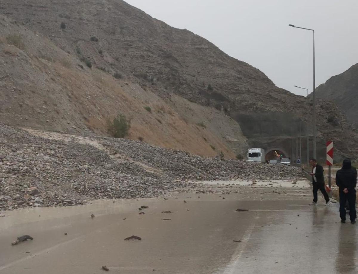 Oltu-Artvin yolu sağanak nedeniyle trafiğe kapandı 2