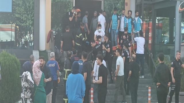 Batman&rsquo;da spor salonunun sauna b&ouml;l&uuml;mde yangın: 2 &ouml;l&uuml;, 10 yaralı