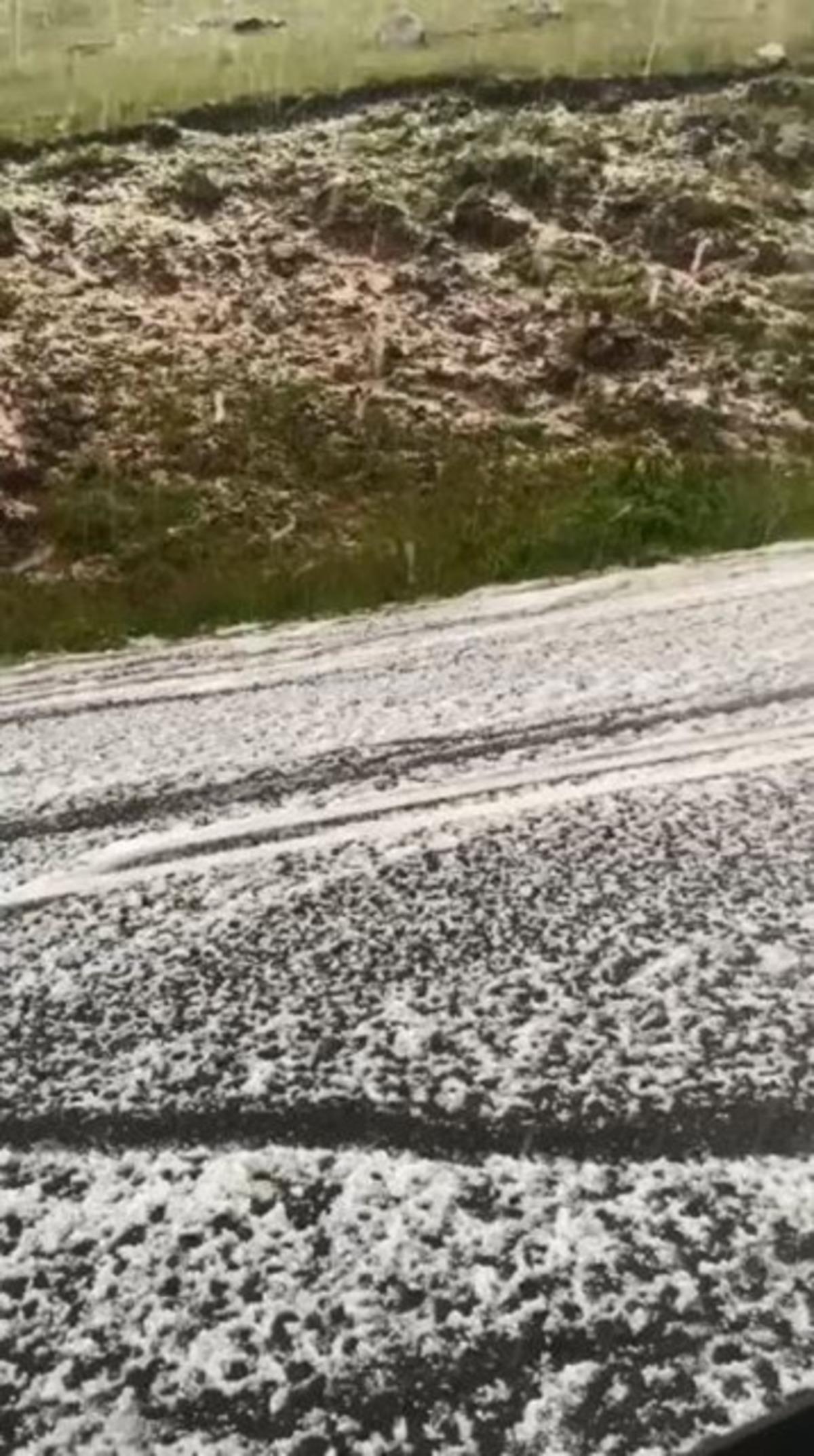 Artvin den şaşırtan g&ouml;r&uuml;nt&uuml;: Dolu yağışı Sahara Ge&ccedil;idi ni beyaza b&uuml;r&uuml;d&uuml; 2
