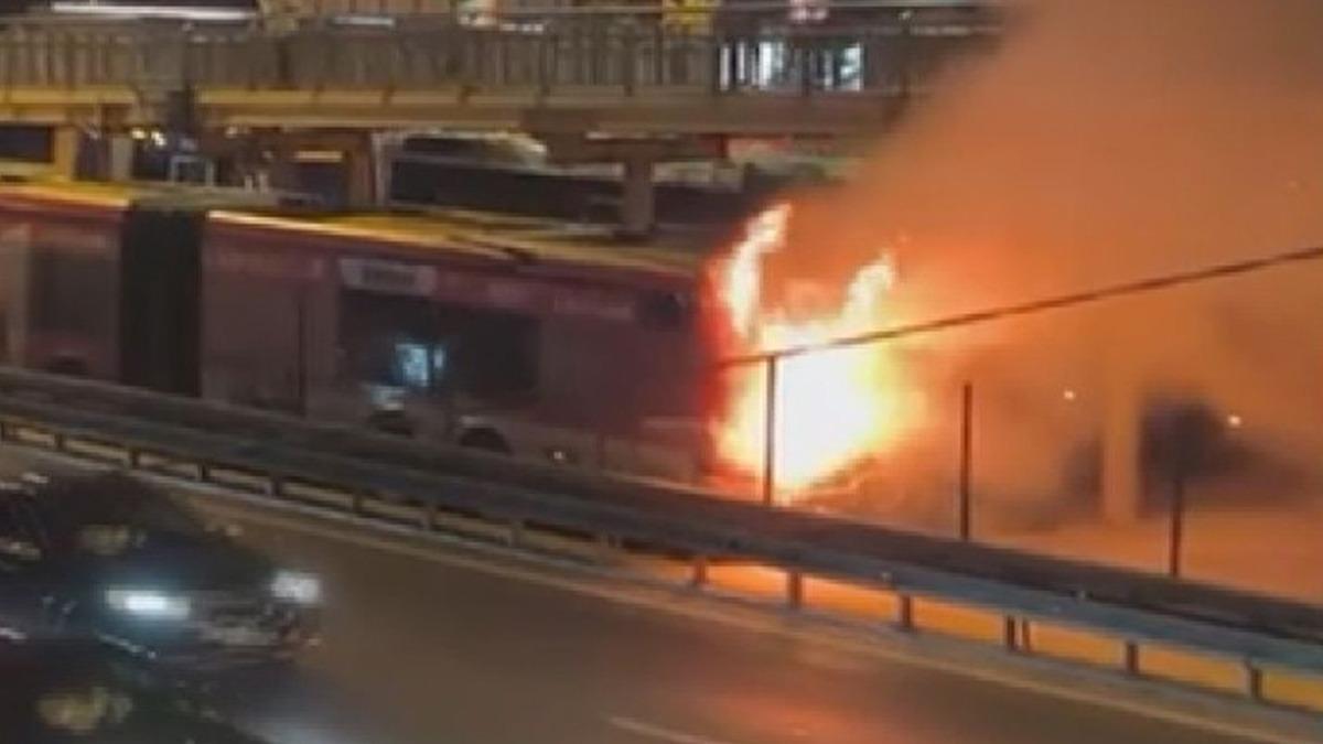 Kağıthane'de metrobüste yangın! Yolcular tahliye edildi - Güncel Haberler