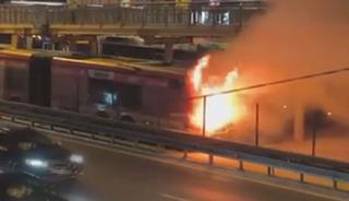 Seyir halindeki metrob&uuml;ste yangın &ccedil;ıktı!