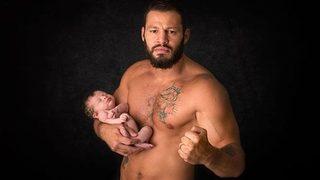 Atakan Arslan'dan bebeğiyle ilk fotoğraf 