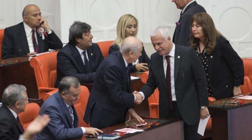 Meclis'te dikkat çeken an! Bahçeli ve Koray Aydın'ın samimiyeti oturuma damga vurdu