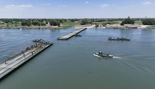 TSK ile Suriye ordusu işbirliğiyle Fırat Nehri &uuml;zerine y&uuml;zer k&ouml;pr&uuml; kuruldu