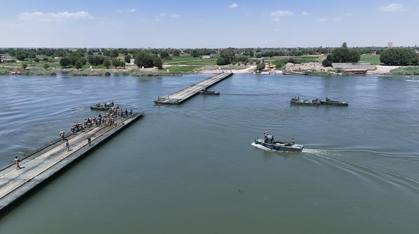 TSK ile Suriye ordusu işbirliğiyle Fırat Nehri &uuml;zerine y&uuml;zer k&ouml;pr&uuml; kuruldu
