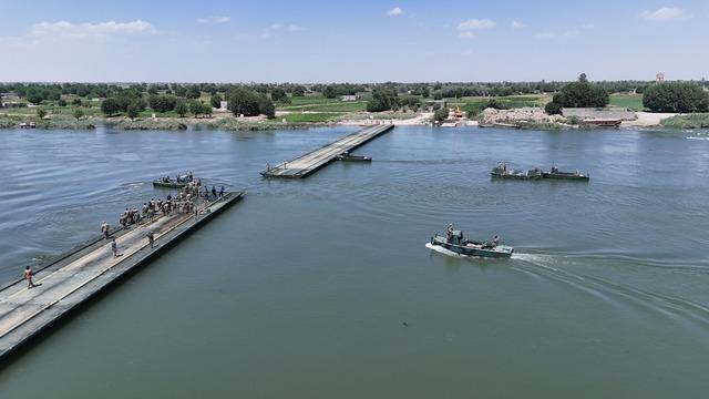 TSK ile Suriye ordusu işbirliğiyle Fırat Nehri üzerine yüzer köprü kuruldu