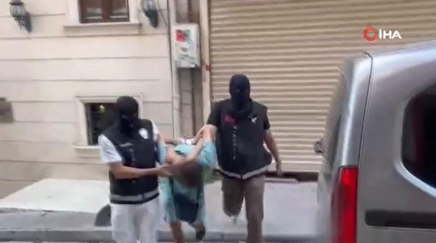 İngiltere&rsquo;den kırmızı b&uuml;ltenle aranan uyuşturucu ka&ccedil;ak&ccedil;ısı İstanbul&rsquo;da yakalandı