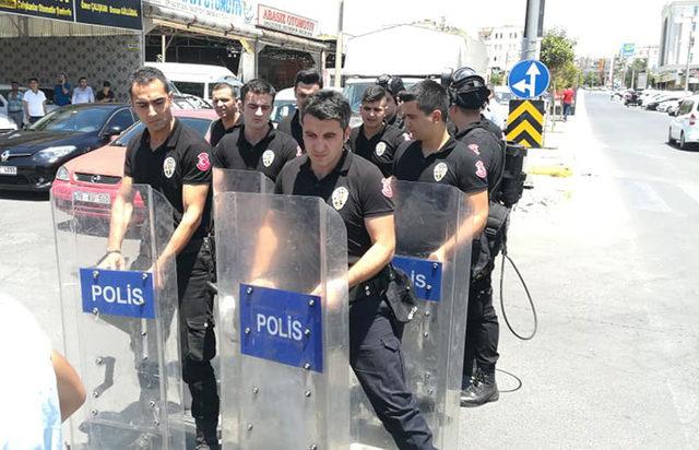 Şanlıurfa'da oto galericilerin dükkan tepkisi