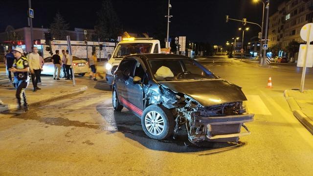 Bursa da iki otomobilin çarpıştığı kazada 7 kişi yaralandı 2