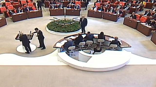 CHP'li Tufan Köse TBMM'deki milletvekili yemini esnasında heyecandan kürsüdeki suyu devirdi!