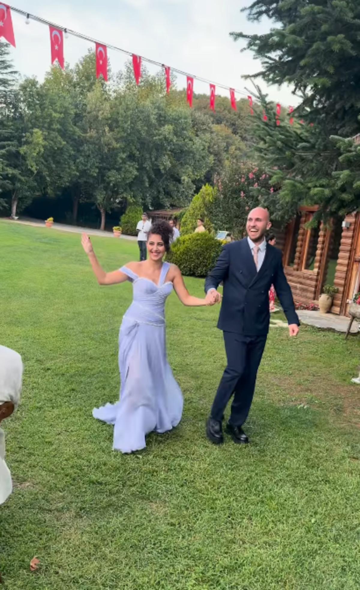 Şevket Çoruh ile Günay Karacaoğlu’nun kızları nişanlandı! Ozan Güven dansözle göbek attı 1