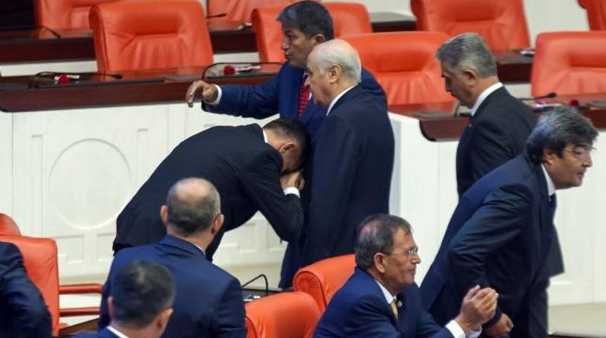 İYİ Parti milletvekili Hayati Arkaz, Devlet Bahçeli’nin elini öptü