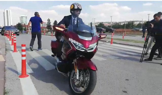 Sofuoğlu yemin törenine motosikletiyle geldi