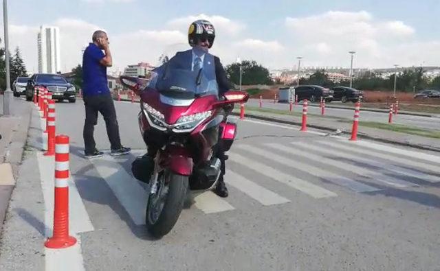 Sofuoğlu yemin törenine motosikletiyle geldi