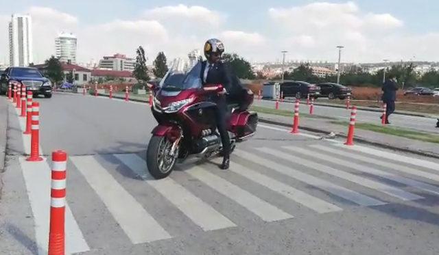 Sofuoğlu yemin törenine motosikletiyle geldi