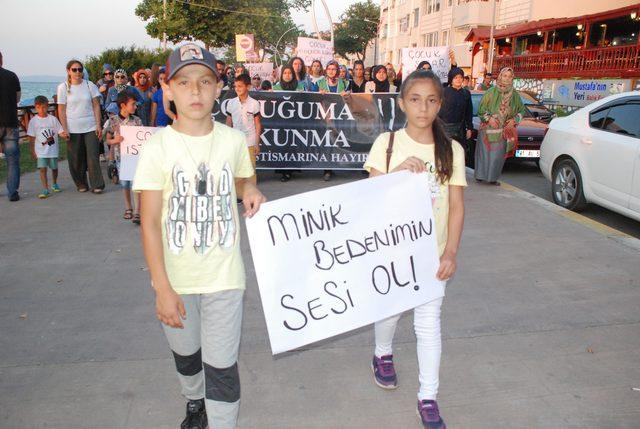 Akçakoca'da, çocuk istismarına karşı 'sessiz' yürüyüş