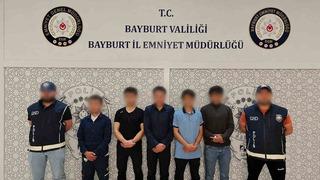 Son dakika: Bayburt&rsquo;ta 5 d&uuml;zensiz g&ouml;&ccedil;men yakalandı
