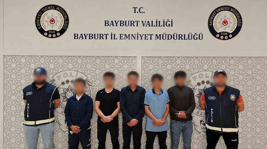 Bayburt&rsquo;ta 5 d&uuml;zensiz g&ouml;&ccedil;men yakalandı