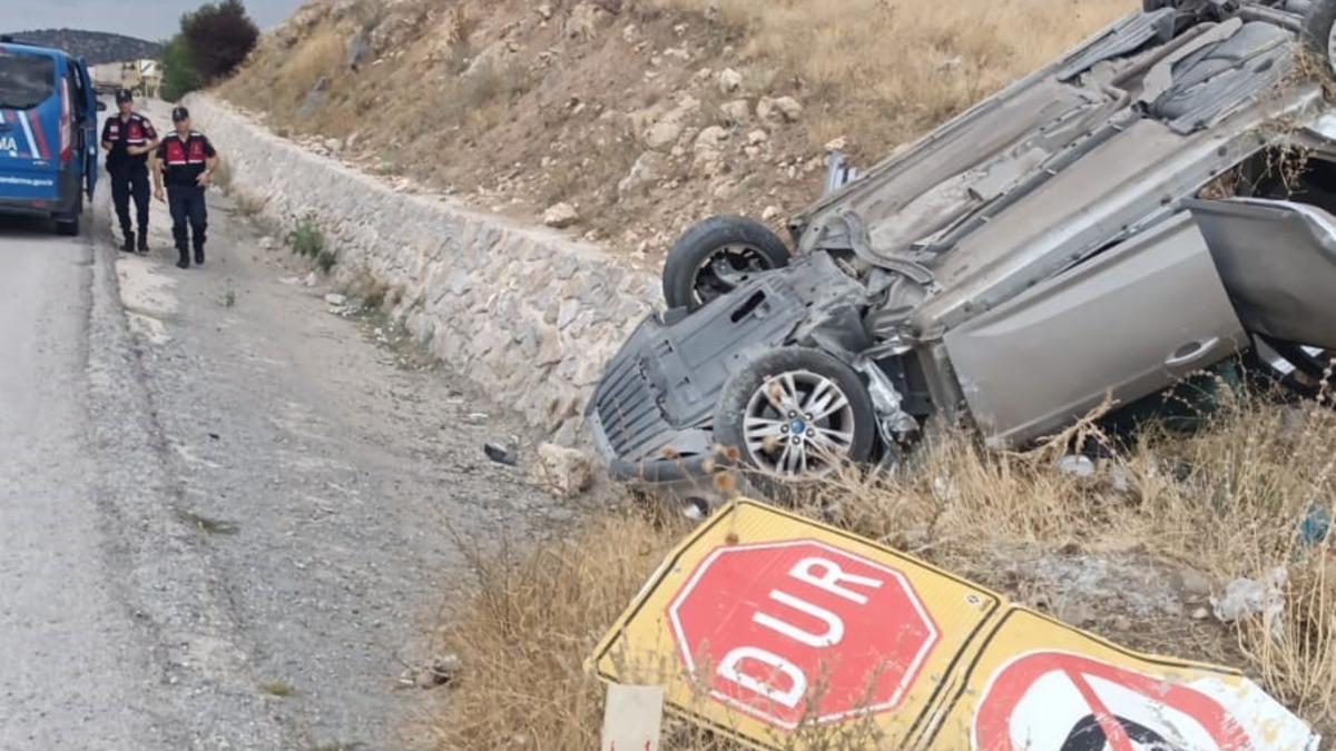 Refüje devrilen otomobilde 2 kişi yaralandı - Myne…