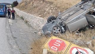 Ref&uuml;je devrilen otomobilde 2 kişi yaralandı