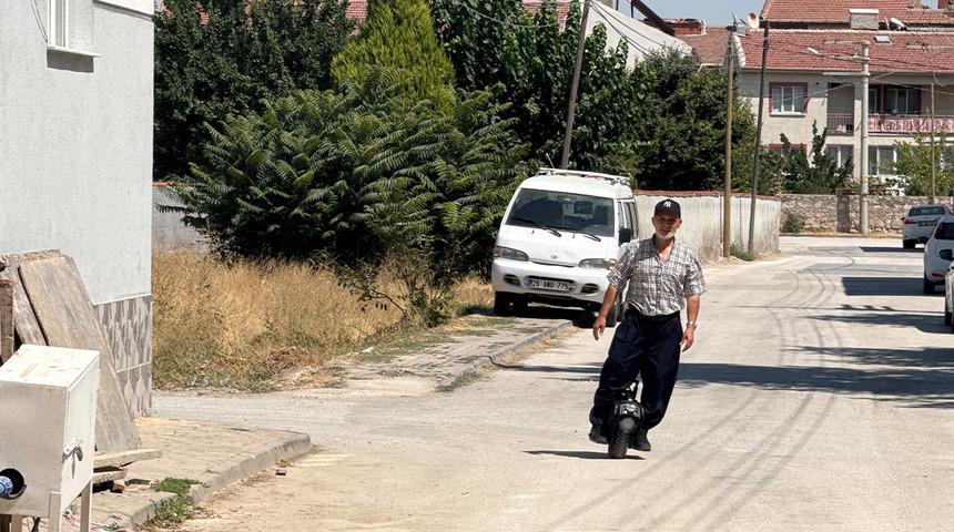 'Tek teker' &uuml;zerinde 4 bin kilometre gezen 60'lık delikanlıyı g&ouml;renler şaşırıyor