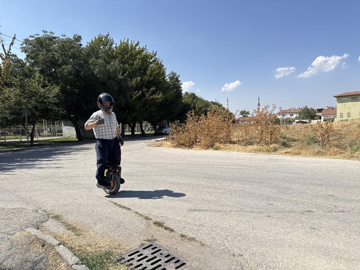 Tek teker üzerinde 4 bin kilometre gezen 60 lık delikanlıyı görenler şaşırıyor 1